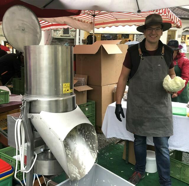 Beim Stand vom Biohof Lumperer vom Haller Bauernmarkt wird Sauerkraut frisch geschnitten. | Foto: Stadtmarketing Hall in Tirol