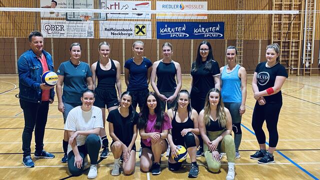 Die Volleyballerinnen der WSG Radenthein mit Präsident Claus Orel. | Foto: Privat