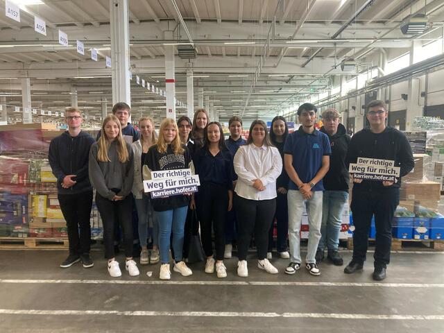 Gemeinsam feierten die Lehrlinge den Lehrstart bei Hofer. | Foto: Hofer