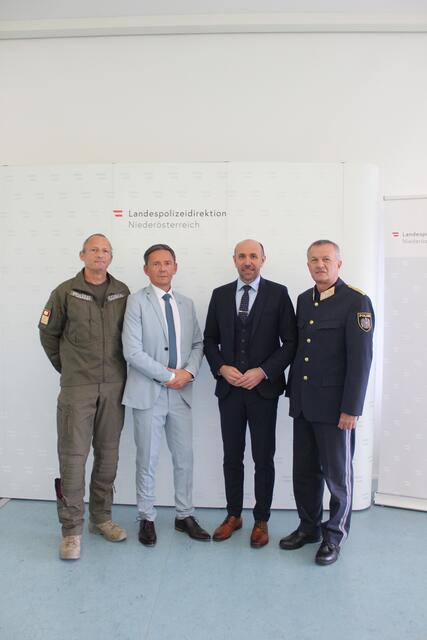 Detlef Polay von der Cobra, Leiter des Landeskriminalamt NÖ Stefan Pfandler, Generaldirektor für die öffentliche Sicherheit Franz Ruf und Landespolizeidirektor Franz Popp freuten sich über den Erfolg. | Foto: Vanessa Huber
