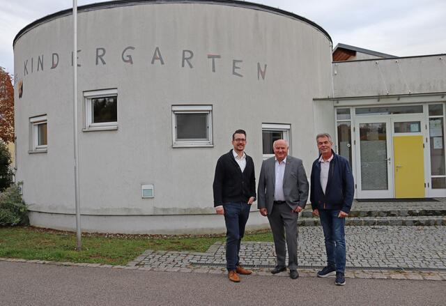 Vizebgm. Richard Payer, BGM Ernst Wendl und GGR Herbert Stuxer  beim Kindergarten Grenzackergasse, der nun mit Fernwärme versorgt wird | Foto: Marktgemeinde Himberg