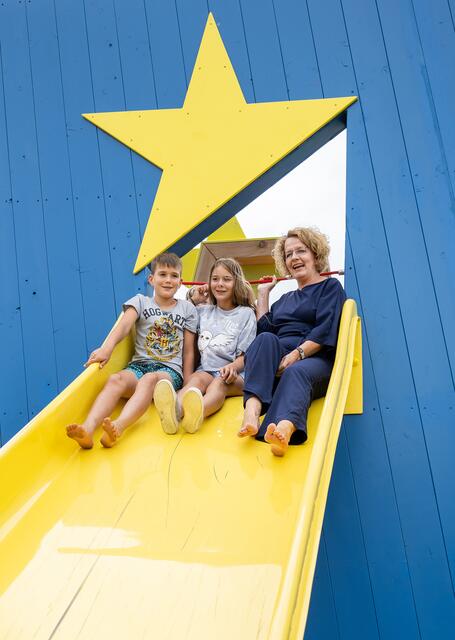 Familien-Landesrätin Christiane Teschl-Hofmeister mit Paul und Amelie am Spielplatz. | Foto: NLK Pfeffer