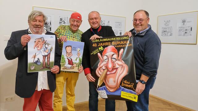 Über 40 Jahre Karikaturgeschichte in der Mödlinger Kommunalpolitik – freuten sich Alt-Stadtrat Karl Lang, Jubilar Reini Buchacher, Bürgermeister Hans Stefan Hintner und Alt-Vizebürgermeister Andreas Holzmann im Essinger Haus. | Foto: C. Reisinger