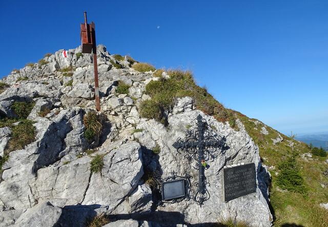 Gedenkkreuze und Steigbuch beim Ausstieg