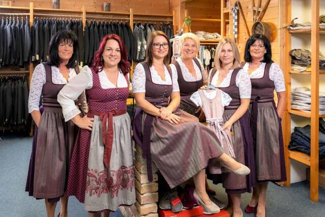 Eva Schweitzer, Katharina Angerer, Marlene Sauer, Eva Gansberger, Margot Schabasser und Christa Stockinger. | Foto: Trachtenliebe Herzogenburg