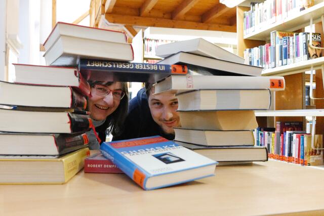 Birgit Rigler und Benedikt Wallner laden zum Lesen ein. | Foto: Santrucek