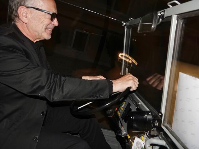 Fotografen-BIM und Puchmuseums-Chef Heinz Mittereggerim Haflinger als Rundfahrt-Chauffeur.