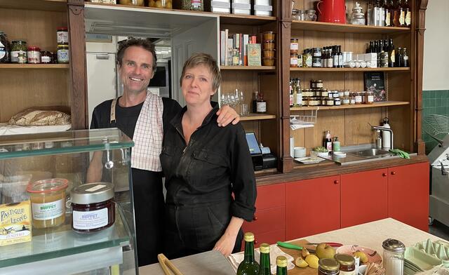 Michael Nowak und Julia Zerzer in ihrem neuen Laden neben dem "Café Espresso" in der Burggasse. | Foto: Martin Rolshausen