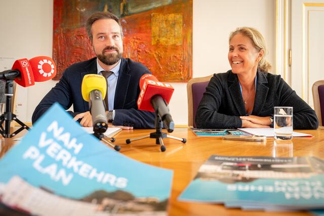 LH-Stellvertreter Stefan Schnöll und Vizebürgermeisterin Barbara Unterkofler prsentierten heute gemeinsam den Nahverkehrsplan bis 2027. | Foto: Stadt Salzburg/Alex Killer