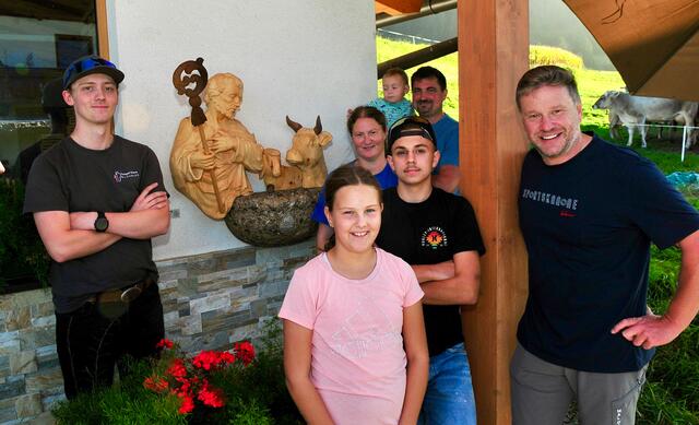 Familie Hepperger, die Nachwuchsbildhauer Simon Zangerl (li). und Matteo Höpperger (2.v.re.) sowie der Holzbildhauer und Lehrer Hanspeter Prandstätter (re.) | Foto: Hassl