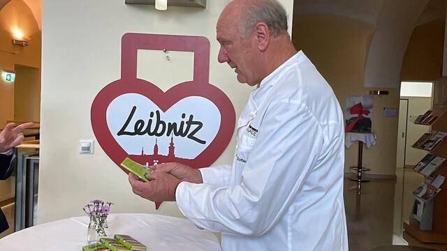 Josef Zotter erklärt die Besonderheiten der "Leibnitzer Chokolinde". | Foto: Brigitte Gady