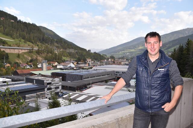 Bgm. Lukas Peer oberhalb des Gewerbegebietes am Eingang zum Navistal. | Foto: Kainz