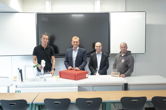 Bildungsreferent Klaus Schinninger (SPÖ) mit den Lehrern in den sanierten Räumen der MS 8.  | Foto: Stadt Wels