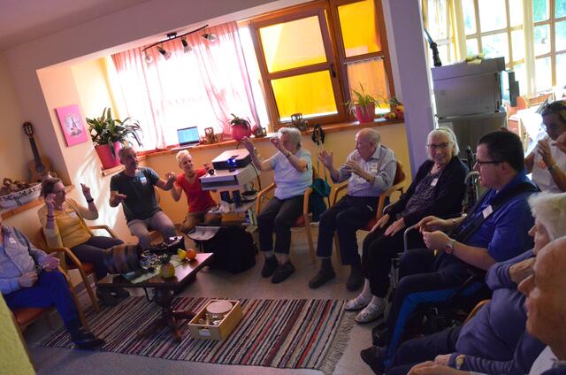 Musikalische „Spätlese“ – Singend wieder jung werden im Altenwohnheim Wiesenweg in Telfs.