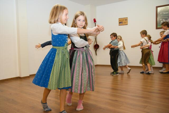 Mit Freude sind Kinder von sechs bis 14 bei den  zwei Kindervolkstanzgruppen | Foto: Alfred Hofer
