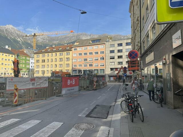 Ein Großteil der Verkehrszeichen bei der Kreuzung Adamgasse - Bozner Platz ist außer Kraft. | Foto: BezirksBlätter