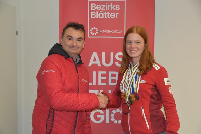 Redaktionsleiter Michael Strini beim Shakehands mit Tina Hetfleisch. | Foto: Michael Strini