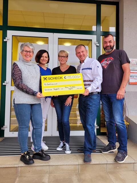 15.000 Euro wurden Ulrike Kitzinger symbolisch übergeben | Foto: Gemeinde Sigleß