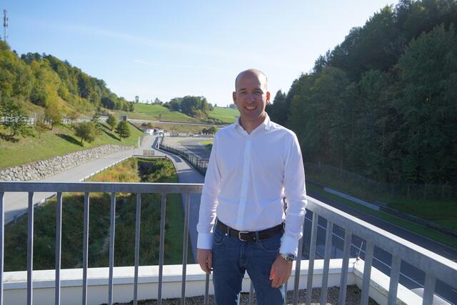 Der Geschäftsführer Ernst Penninger am Salzburgring in Plainfeld. | Foto: Emanuel Hasenauer