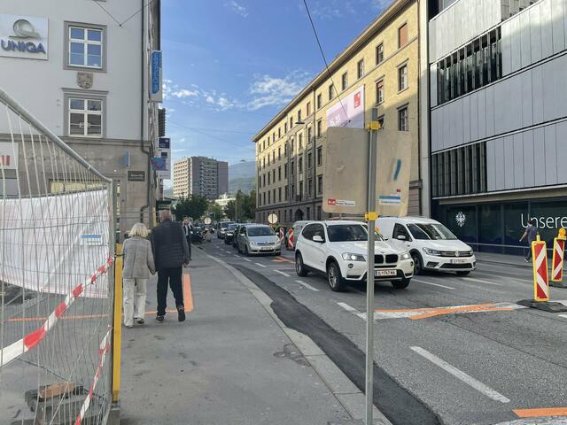 Der Mittelstreifen in der Wilhelm-Greil-Straße beim Landhaus ist gesperrt und wird von Baufahrzeugen genutzt. | Foto: BezirksBlätter