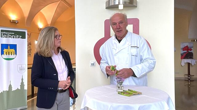Barbara Draxler und Sepp Zotter halten ein Plädoyer für den Hausverstand: Ablaufdatum erreicht ist nicht gleich Ware ungenießbar!  | Foto: Brigitte Gady