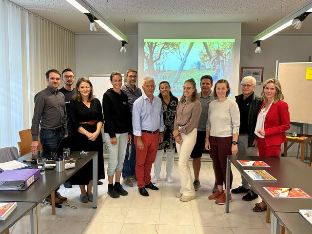 Gruppenfoto beim Stakeholder-Workshop für die Neugestaltung des Freizeitgeländes in der Südstadt mit Bürgermeister Johann Zeiner, Vizebürgermeisterin Michaela Haidvogel, Gemeinderat Andreas Dechant, der Leiterin des Maria Enzersdorfer Bürgerservices Christina Amann, dem Maria Enzersdorfer Wirtschaftshofleiter Peter Fröhlich (die beiden haben den Workshop organisiert) und Teilnehmerinnen und Teilnehmern. | Foto: Marktgemeinde Maria Enzersdorf