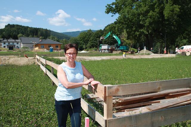 Bürgermeisterin Doris Faustmann im Bereich der Siedlung, die neu entsteht. | Foto: Santrucek