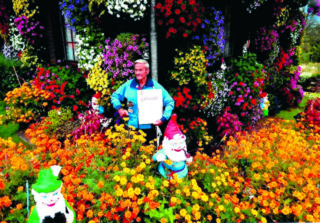 Siegfried Kleinsasser in seinem Blumenparadies. | Foto: Privat