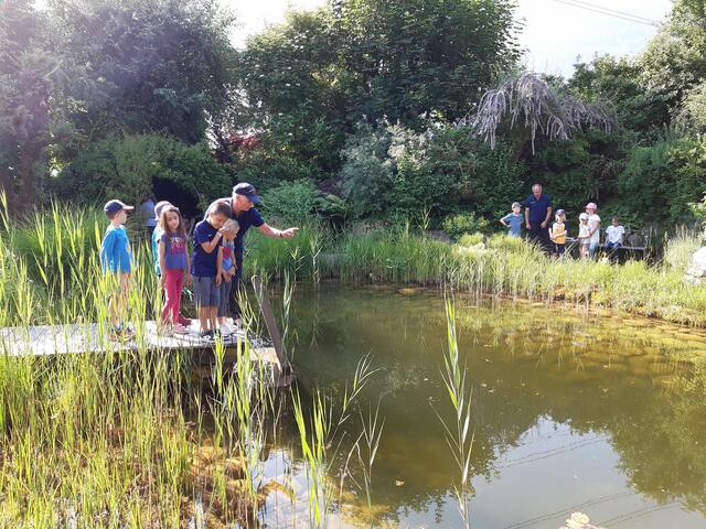 Kürzlich besuchte die erste Klasse der Volksschule Stams den Garten von Familie Estermann in Mötz. | Foto: Claudia Estermann