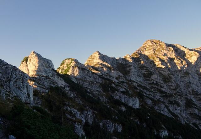 Der Weg führt über diese schroffen Zacken.