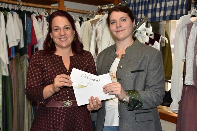 Katharina Angerer übergibt an Barbara Pfiel den 200-Euro-Gutschein.