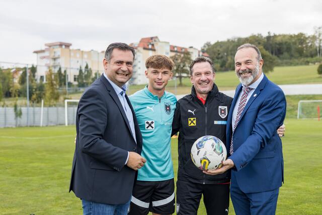 U21-Team zu Gast in Bad Tatzmannsdorf: Bgm. Stefan Laimer, Teamstürmer Muharem Huskovic, Teamchef Werner Gregoritsch, AVITA und Fußballarena-Geschäftsführer Peter Prisching | Foto: AVITA Resort/Victoria Baum