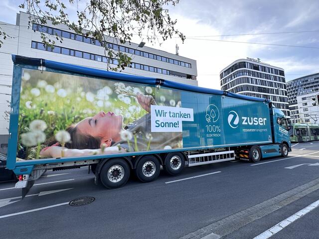 Zuser zog Bilanz zum E-Lkw, der zwischen Graz und Peggau sowie Bruck unterwegs ist. Und die Bilanz fällt positiv aus. | Foto: Zuser
