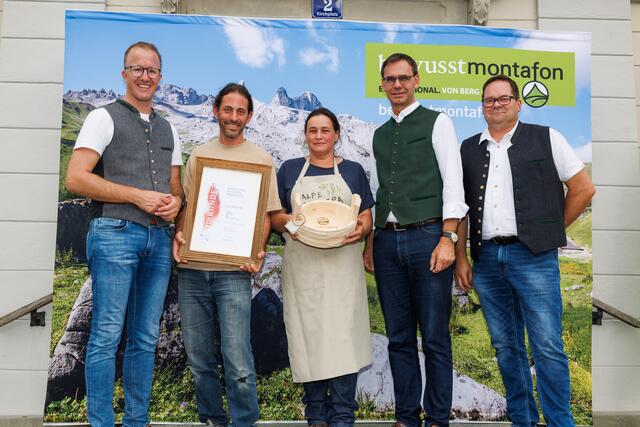 Landeshauptmann Markus Wallner (2. von rechts) und Landesrat Christian Gantner (links) überreichten die Auszeichnungen | Foto: Land Vorarlberg/Hofmeister