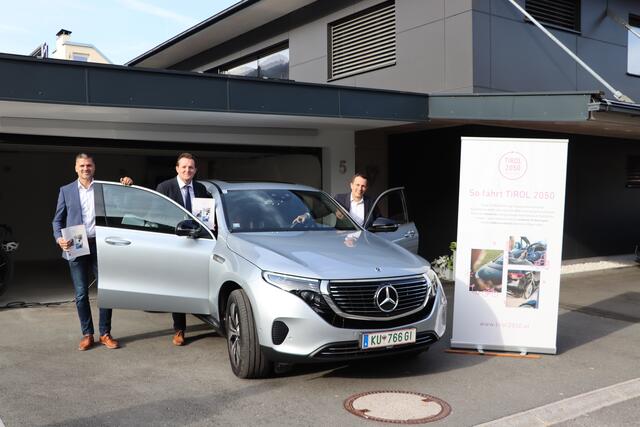 Mit dem Maßnahmenplan "E-Mobilität 2023-2025" will die Energieagentur Tirol die Elektromobilität in den kommenden Jahren vorantreiben. Vor allem die Bevölkerung soll dabei mit Informationen und Beratungsleistungen unterstützt werden. | Foto: Nimpf
