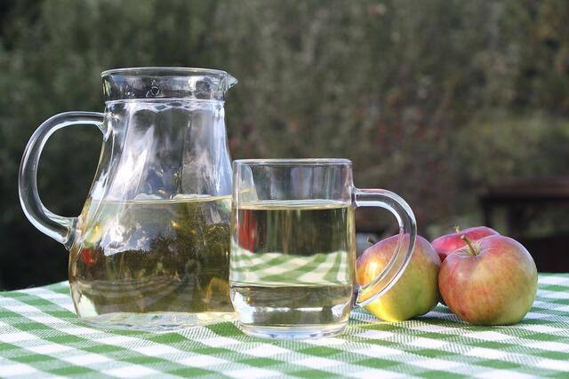 Frischer Apfelsaft darf auch beim Heurigen nicht fehlen. | Foto: pixabay