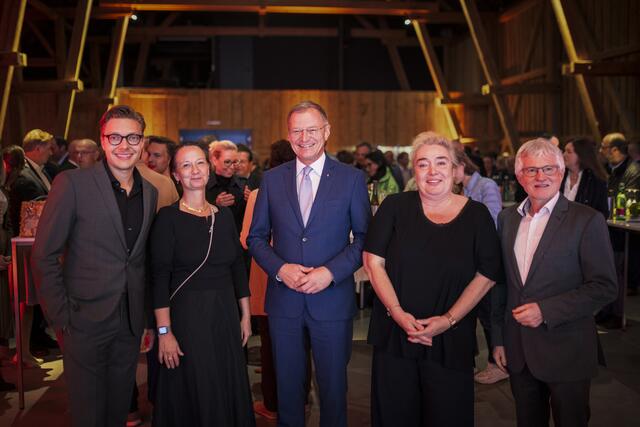 Sänger Alois Mühlbacher, IDSA-Gründungspräsidentin Stefanie Lindstaedt, LH Thomas Stelzer, Ke-Kelit-Geschäftsführerin Kristine Egger, Caritas OÖ-Direktor Franz Kehrer- | Foto: OÖVP
