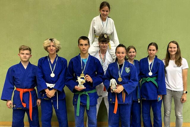 Alle acht auf einen Streich in der Judosektion Stainz, rechts Cheftrainerin Christa Schimpel | Foto: KK