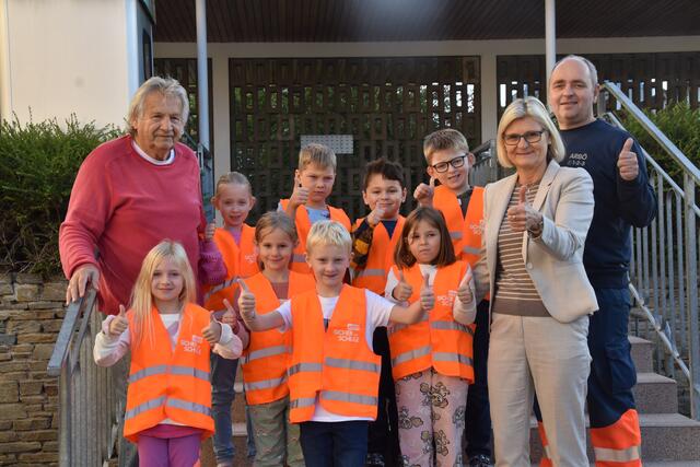 Die Schüler finden ihre neuen Arbö-Warnwesten toll. | Foto: Michael Strini