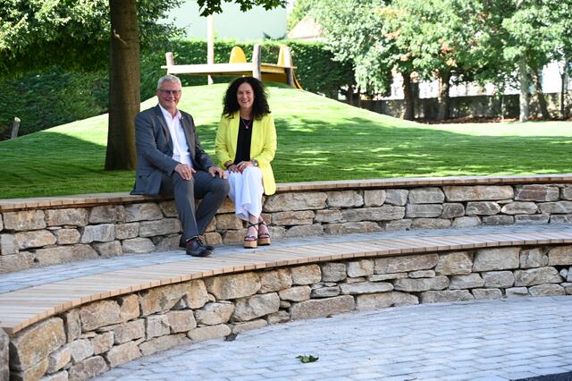 Bürgermeister Thomas Steiner gemeinsam mit Volksschuldirektorin Charlotte Toth-Kanyak im neuen Schulgarten. | Foto: Magistrat Eisenstadt