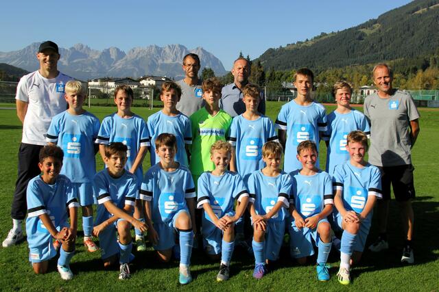 Meisterlich: Die Schulkicker von Trainer Tom Hartl (links) | Foto: Sepp Gründhammer