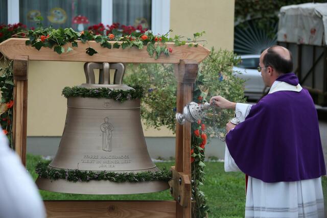Die Glocke ist mit dem Vers „Bleibt in meiner Liebe“ versehen. | Foto: Renzl Franz
