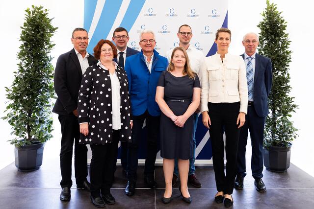 Ing. Klaus Köpplinger (WKNÖ), Christine Kogelmann-McDonnell (Hillman GmbH), Martin Haas (Compliance and Safety Manager Celairion), Gerhard Weil (Bürgermeister Bruck an der Leitha) Kirsty Bettinger (Geschäftsführung Celairion), Georg Ofner (Finanzleiter Celairion), Dr. Valerie Hackl (Geschäftsführung Austro Control), Christian Kogelmann (Gründer Celairion) bei der Eröffnung im September 2022 | Foto: Stefan Serringer/Malerisch Untalentiert