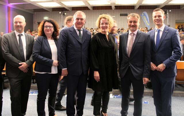 SQM Heinz Kerschbauer, Sektionschefin Doris Wagner, Abgeordneter Franz Dinhobl, Landesrätin Christiane Teschl-Hofmeister, Schulleiter Martin Lang, Bildungsdirektor Karl Fritthum | Foto: Claudia Seidl