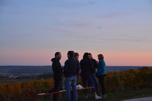 Auch im Herbst kann man Events draußen genießen. Dafür darf ein Gläschen Wein und ein kleines Lagerfeuer nicht fehlen. (Sturm und Klang Neckenmarkt) | Foto: Eva Maria Plank