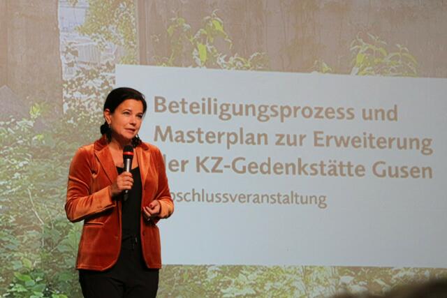 Barbara Glück, Leiterin der Gedenkstätte Mauthausen, war sichtlich stolz über den bislang mustergültigen Beteiligungsprozess. | Foto: Eckhart Herbe