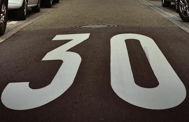 Die Grünen fordern eine Ausweitung der Tempo 30-Zonen in Döbling. Den Vorschlag nickte die Mehrheit des Bezirksparlaments ab, es gibt aber auch Kritik. (Symbolbild) | Foto: Jonas Stolle/Unsplash