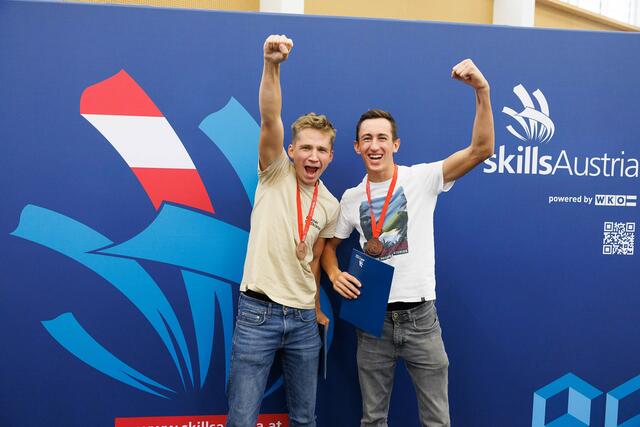 Simon Berner (grünes Shirt bzw. dunkle Haare) holte im Teambewerb mit seinem Freund Noah Knapp die Bronzemedaille bei den AustrianSkills 2023 in Wels. | Foto: AustrianSkills/Florian Wieser   