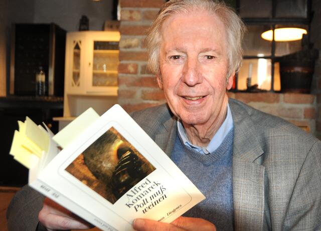 Autor Alfred Komarek mit seinem Roman „Polt muss weinen“ | Foto: Herbert Schleich