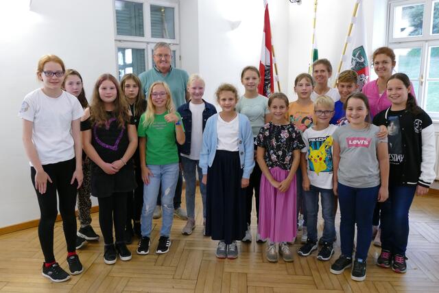 Der neu gewählte Kindergemeinderat in Wies mit Kinderbürgermeisterin Jana Marie Waltl (fünfte von links) und Vizebürgermeisterin Julia Merschnik (Mitte) | Foto: MG Wies